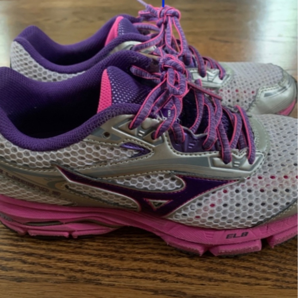 Women’s 8 Mizuno